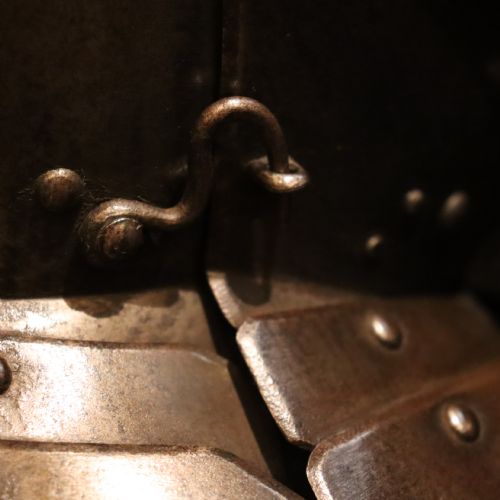 A FINE 16TH CENTURY CONTINENTAL CLOSE HELMET - ADDITIONAL PHOTO 6