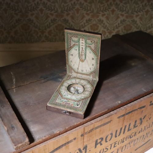 HOROLOGY AN 18TH CENTURY FOLDING POCKET SUNDIAL AND COMPASS BY DAVID BERINGER - ADDITIONAL PHOTO 2