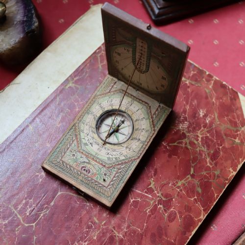 HOROLOGY AN 18TH CENTURY FOLDING POCKET SUNDIAL AND COMPASS BY DAVID BERINGER - ADDITIONAL PHOTO 3