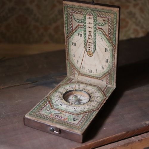 HOROLOGY AN 18TH CENTURY FOLDING POCKET SUNDIAL AND COMPASS BY DAVID BERINGER - ADDITIONAL PHOTO 5