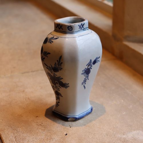 MID 18TH CENTURY DELFT SMALL TIN GLAZED EARTHEN WARE VASE - ADDITIONAL PHOTO 3