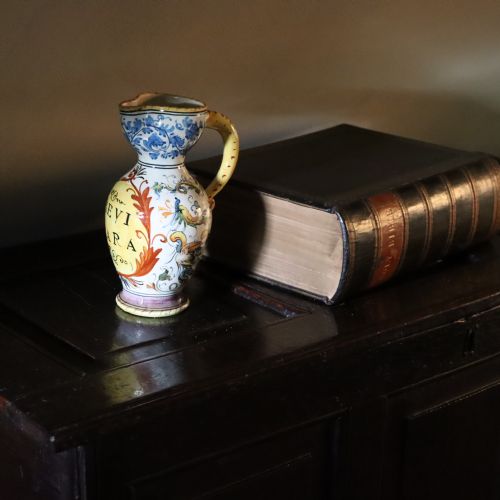 AN ITALIAN MAJOLICA JUG - ADDITIONAL PHOTO 4