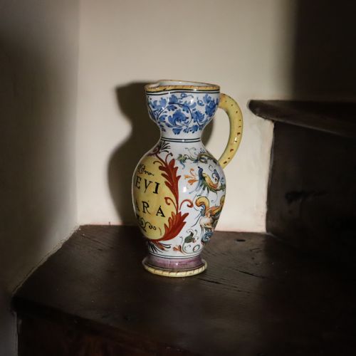 AN ITALIAN MAJOLICA JUG - ADDITIONAL PHOTO 1
