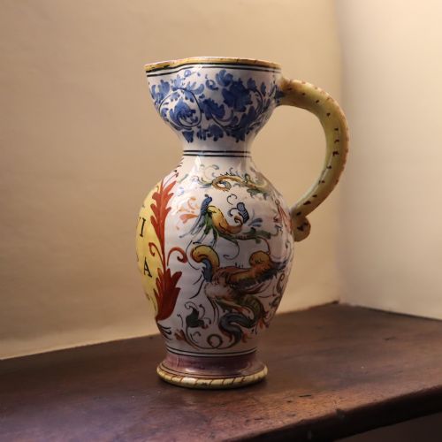 AN ITALIAN MAJOLICA JUG - ADDITIONAL PHOTO 3