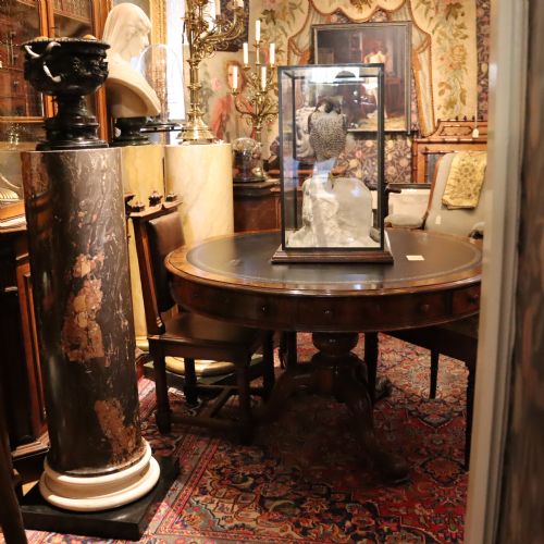 19TH CENTURY SCAGLIOLA COLUMN ON A WHITE SOCLE BASE AND BLACK MARBLE PLINTH - ADDITIONAL PHOTO 1