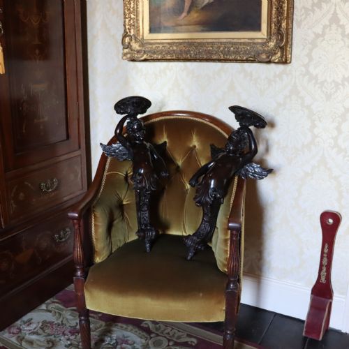 PAIR OF 19TH CENTURY ENGLISH LIMEWOOD WINGED CHERUB WALL SCONCES - ADDITIONAL PHOTO 2