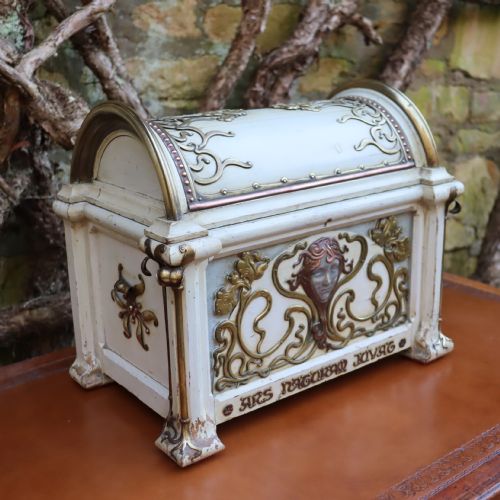 RARE ART NOUVEAU DOMED PAINTED CASKET CIRCA 1890 - ADDITIONAL PHOTO 5