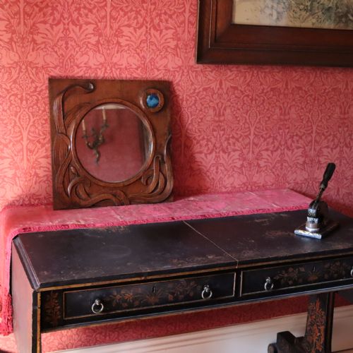 AN ARTS AND CRAFTS CARVED WOOD WALL MIRROR - ADDITIONAL PHOTO 4