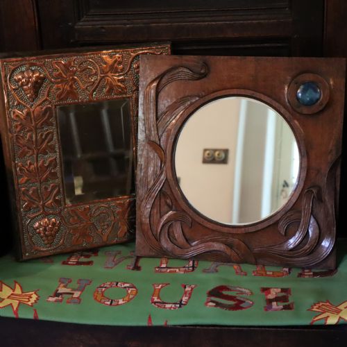 AN ARTS AND CRAFTS CARVED WOOD WALL MIRROR - ADDITIONAL PHOTO 7