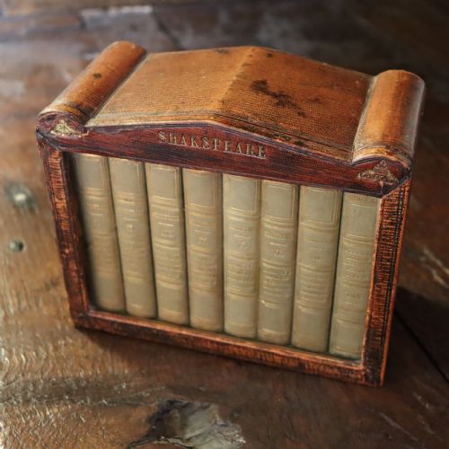 THE WORKS OF SHAKESPEARE 8 MINIATURE VOLUMES IN A TOOLED LEATHER AND GLAZED CASE - ADDITIONAL PHOTO 8