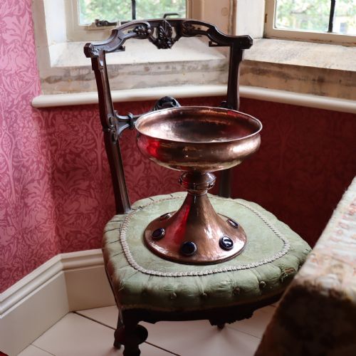 A LARGE ARTS AND CRAFTS COPPER AND ENAMELLED CABOCHON SET PEDESTAL BOWL - ADDITIONAL PHOTO 1