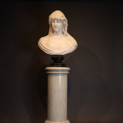 'LA BELLE ITALIENNE' A LARGE CARRARA MARBLE BUST OF A VEILED LADY ON A VERT DE MER MARBLE BASE - ADDITIONAL PHOTO 4