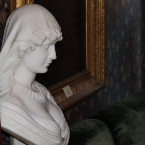 'LA BELLE ITALIENNE' A LARGE CARRARA MARBLE BUST OF A VEILED LADY ON A VERT DE MER MARBLE BASE - ADDITIONAL PHOTO 2