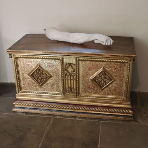 17TH CENTURY OR EARLIER ITALIAN GILT GOTHIC DECORATED WALNUT CASSONE CHEST - ADDITIONAL PHOTO 5