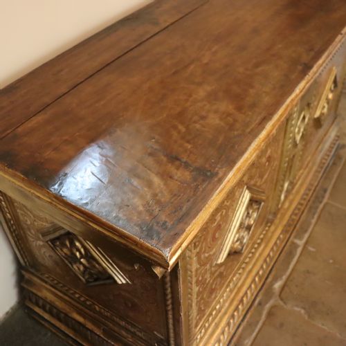 17TH CENTURY OR EARLIER ITALIAN GILT GOTHIC DECORATED WALNUT CASSONE CHEST - ADDITIONAL PHOTO 7