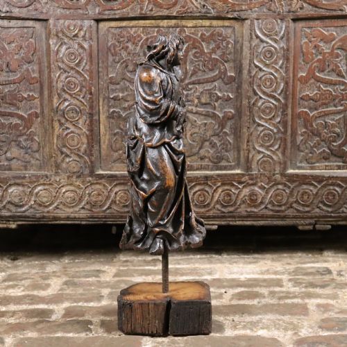 17TH CENTURY CARVED OAK FIGURE IN HOODED CLOAK - ADDITIONAL PHOTO 4