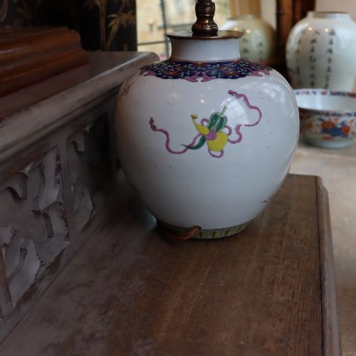 A CHINESE FAMILLE ROSE JAR TABLE LAMP - ADDITIONAL PHOTO 2