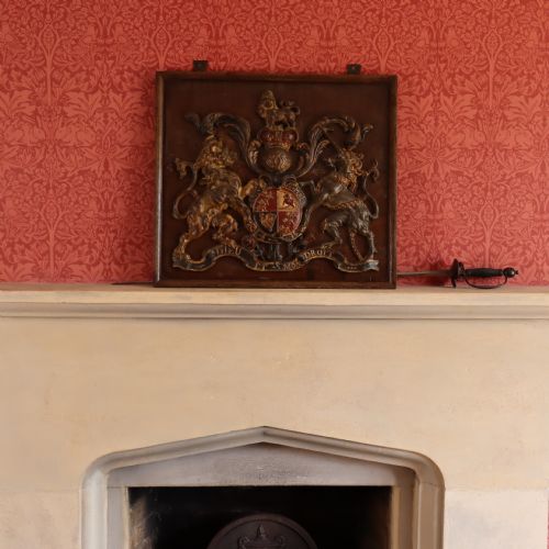 A LARGE VICTORIAN CAST IRON ROYAL COAT OF ARMS - ADDITIONAL PHOTO 7