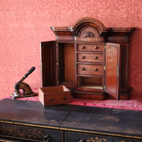 VICTORIAN APPRENTICEMINIATURE MAHOGANY BREAKFRONT WARDROBE - ADDITIONAL PHOTO 3
