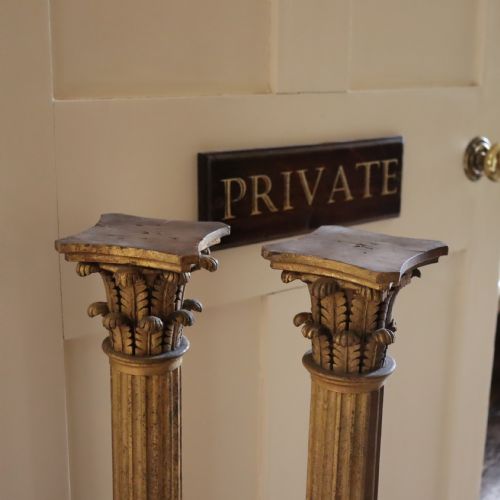 A PAIR OF DECORATIVE 19TH CENTURY CARVED AND GILT WOOD FLUTED CORINTHIAN COLUMNS - ADDITIONAL PHOTO 3