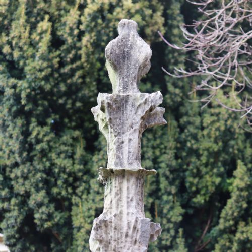 REMARKABLE PAIR OF YORKSHIRE LIMESTONE GOTHIC PINNACLES EX BEVERLEY MINSTER - ADDITIONAL PHOTO 4