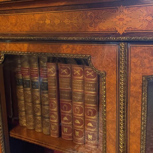 VICTORIAN BURR WALNUT AND CROSSBANDED PIER CABINET CIRCA 1880 - ADDITIONAL PHOTO 2