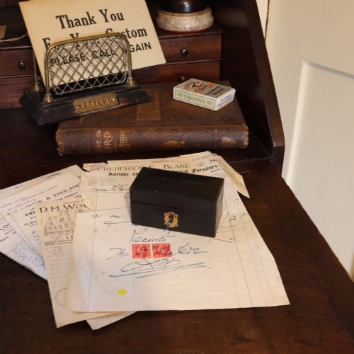 LEATHER COVERED STAMP BOX AND DAMPER CIRCA 1900 - ADDITIONAL PHOTO 3