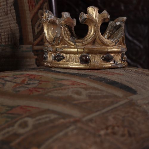17TH CENTURY ITALIAN GILT CARVED WOOD CROWN - ADDITIONAL PHOTO 1