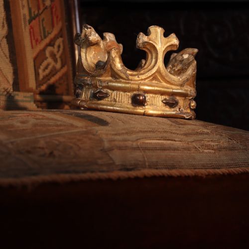 17TH CENTURY ITALIAN GILT CARVED WOOD CROWN - ADDITIONAL PHOTO 4