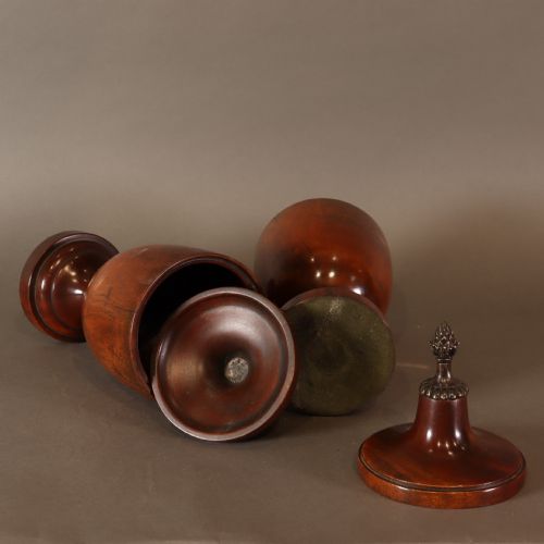TREEN PAIR OF NEO CLASSICAL MID 19TH CENTURY MAHOGANY LIDDED URNS WITH BRASS PINEAPPLE INSPIRED FINIALS - ADDITIONAL PHOTO 7