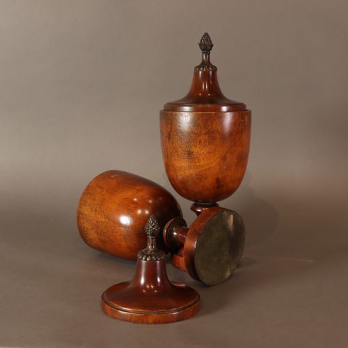 TREEN PAIR OF NEO CLASSICAL MID 19TH CENTURY MAHOGANY LIDDED URNS WITH BRASS PINEAPPLE INSPIRED FINIALS - ADDITIONAL PHOTO 8
