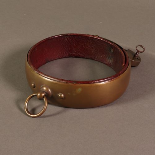 A LARGE EARLY 19TH CENTURY BEVELLED BRASS DOG COLLAR - ADDITIONAL PHOTO 4