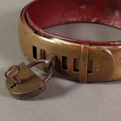A LARGE EARLY 19TH CENTURY BEVELLED BRASS DOG COLLAR - ADDITIONAL PHOTO 5