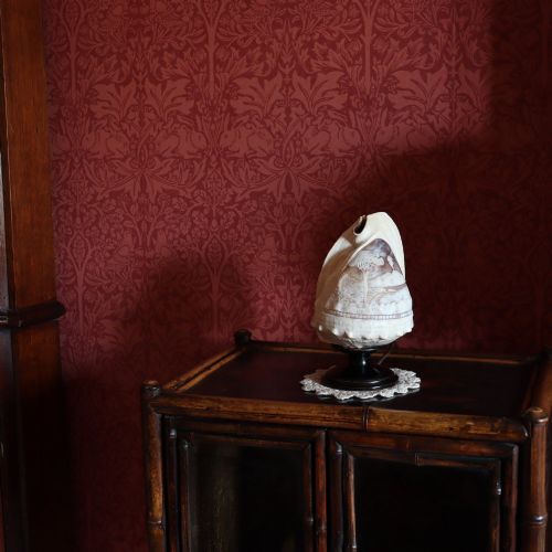 A 19TH CENTURY CONCH SHELL CAMEO TABLE LAMP CARVED WITH THE BAY OF NAPLES WITH VESUVIUS BEHIND IN THE GRAND TOUR MANNER - ADDITIONAL PHOTO 1