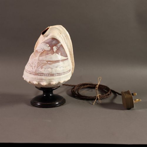A 19TH CENTURY CONCH SHELL CAMEO TABLE LAMP CARVED WITH THE BAY OF NAPLES WITH VESUVIUS BEHIND IN THE GRAND TOUR MANNER - ADDITIONAL PHOTO 2