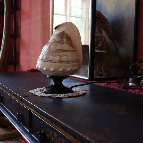 A 19TH CENTURY CONCH SHELL CAMEO TABLE LAMP CARVED WITH THE BAY OF NAPLES WITH VESUVIUS BEHIND IN THE GRAND TOUR MANNER - ADDITIONAL PHOTO 5