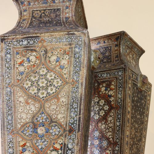 A FINE PAIR OF 19TH CENTURY KASHMIRI WOODEN VASES - ADDITIONAL PHOTO 6