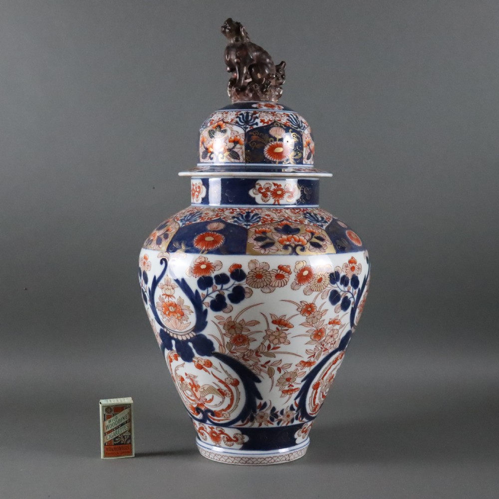 A Japanese Imari lidded vase of bold scale