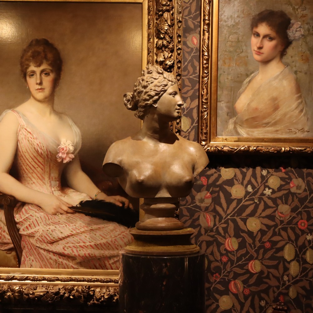 A 19th-century Italian patinated terracotta bust depicting the Venus de Medici set on a circular pedestal base. View VIII