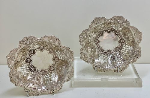 A PAIR OF ANTIQUE STERLING SILVER DISHES 1903 - ADDITIONAL PHOTO 1