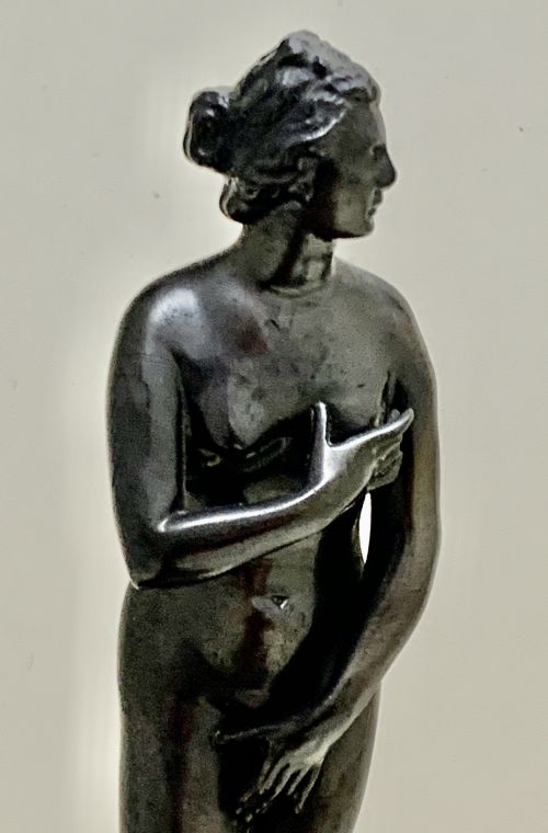 A 19TH CENTURY FRENCH BRONZE FIGURE OF APHRODITE - ADDITIONAL PHOTO 9