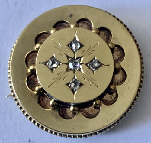 A VICTORIAN ETRUSCAN DIAMOND SET BROOCH OF CIRCULAR FORM - ADDITIONAL PHOTO 1