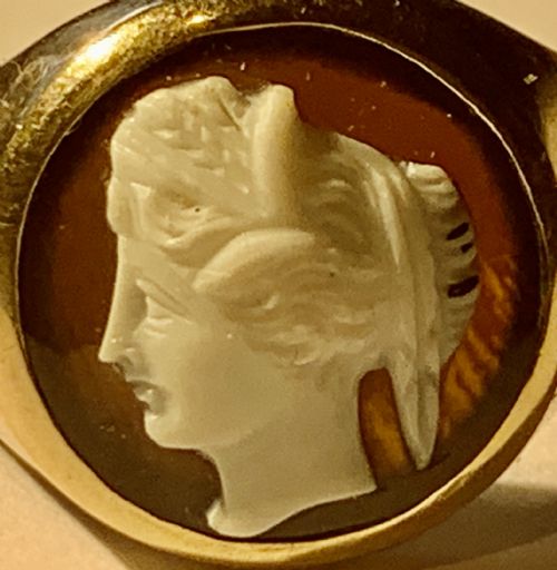 A FINE QUALITY VICTORIAN 9CT GOLD CARVED AGATE HARDSTONE CAMEO RING - ADDITIONAL PHOTO 1