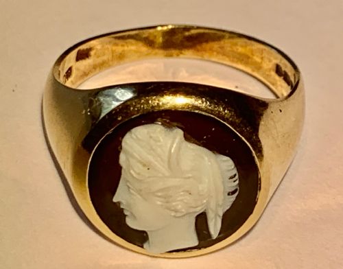 A FINE QUALITY VICTORIAN 9CT GOLD CARVED AGATE HARDSTONE CAMEO RING - ADDITIONAL PHOTO 2