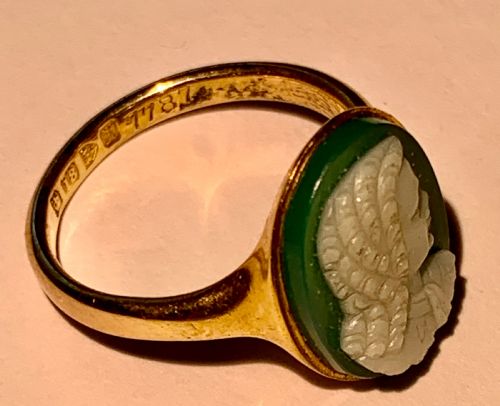 A NICE 18K GOLD GREEN ONYX CAMEO RING - ADDITIONAL PHOTO 1