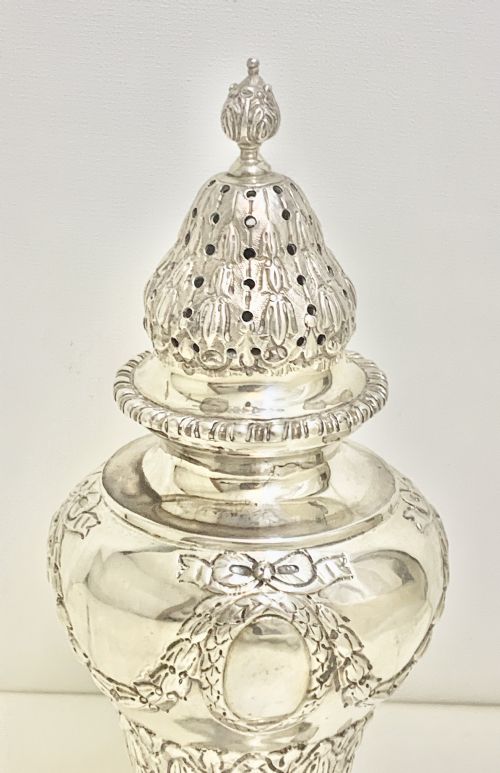 A LARGE HIGH QUALITY EDWARDIAN STERLING SILVER SUGAR CASTER 1904 - ADDITIONAL PHOTO 1