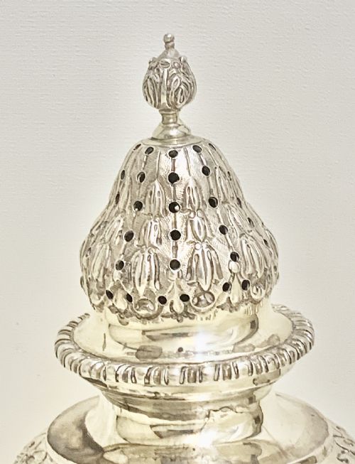 A LARGE HIGH QUALITY EDWARDIAN STERLING SILVER SUGAR CASTER 1904 - ADDITIONAL PHOTO 4