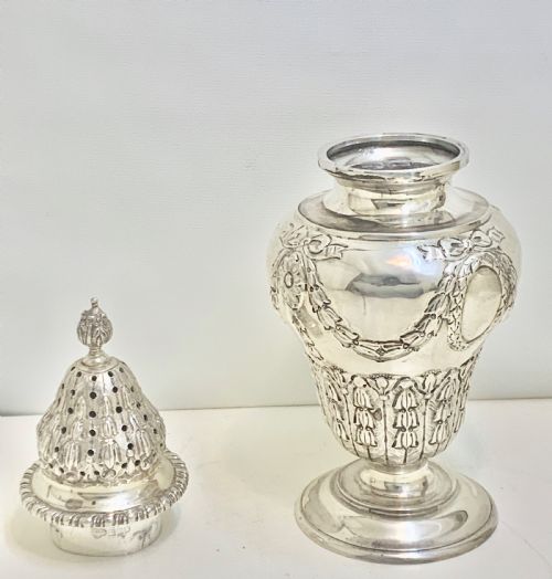 A LARGE HIGH QUALITY EDWARDIAN STERLING SILVER SUGAR CASTER 1904 - ADDITIONAL PHOTO 5