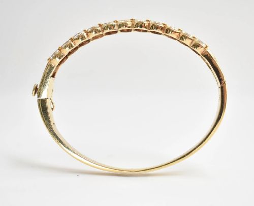 A VINTAGE MID CENTURY 14CT GOLD THREE ROW FANCY CUT DIAMOND HALF HINGED BANGLE - ADDITIONAL PHOTO 1