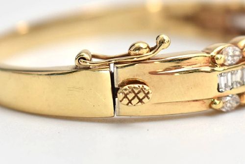 A VINTAGE MID CENTURY 14CT GOLD THREE ROW FANCY CUT DIAMOND HALF HINGED BANGLE - ADDITIONAL PHOTO 2